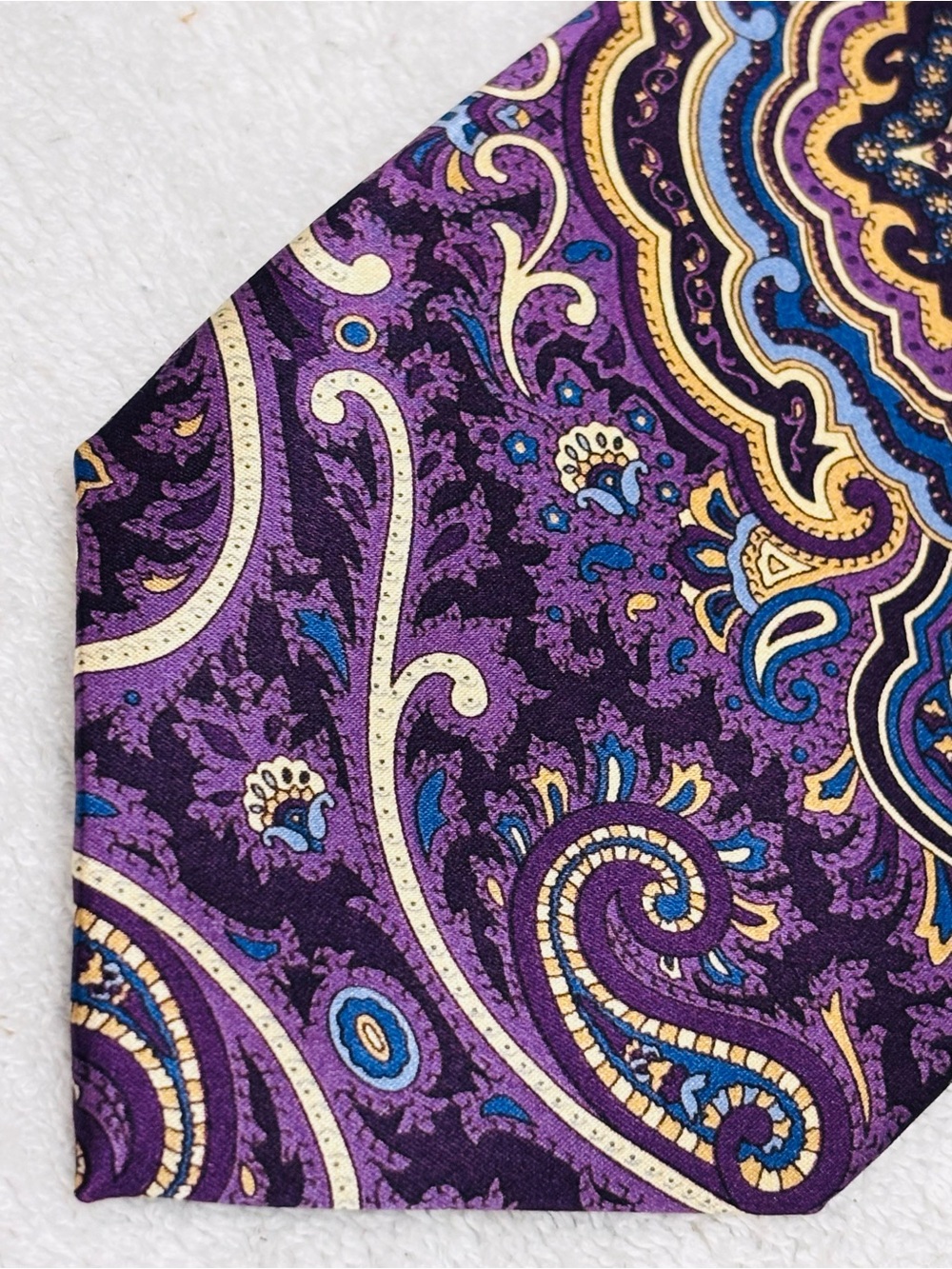 Brand New Vintage Tie From Bloomingdale’s Men’s Store - Tie Width Is 3.5 Inches